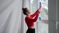 Šmouhy a špína z oken zmizí: Stačí 1 lžíce této přísady do vody a výsledek je zaručen