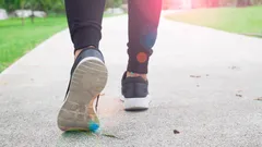 Jak dlouho musíte denně chodit, aby bylo břicho ploché: odpovídá zkušený trenér