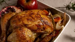 Kuře se upeče se zlatavou křupavou kůrkou: šéfkuchař prozradil 3 hlavní pravidla dokonalé kůrky