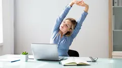 5 minut, které nakopnou víc než hodina v posilovně: minitrénink pro ty, kdo celý den sedí