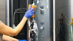 Sprchový kout bude jako nový, bez šmouh a skvrn: Čím ho stačí jednou přetřít?