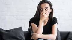 Proč mozek tolik „miluje“ negativní myšlenky: Psycholog vysvětluje, co za tím stojí