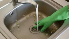 Jedna tableta a horká voda: ucpaný odpad zmizí, jako by nikdy nebyl – rada od instalatéra