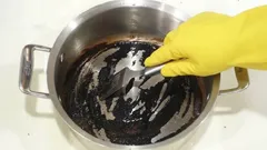 Jak vyčistit připálený hrnec za 15 minut: tyto dvě levné ingredience si poradí s každým připálením