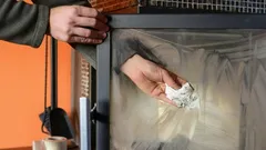 Smíchejte tento domácí prostředek s vodou a otřete jím krb: saze zmizí během chvilky