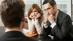 Odvracení pohledu při rozhovoru: Psychologové vysvětlují, co to o člověku prozrazuje