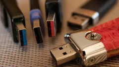 K čemu jsou ve skutečnosti ty čtvercové otvory na USB? Nejsou jen na ozdobu